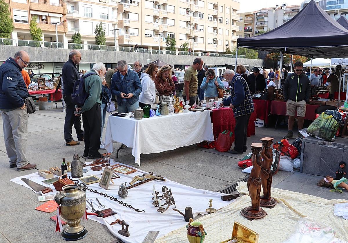 Los vecinos recorrieron con curiosidad los veintidós puestos.