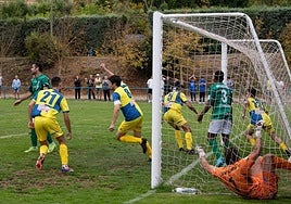 Los jugadores del Alberite celebran su gol.