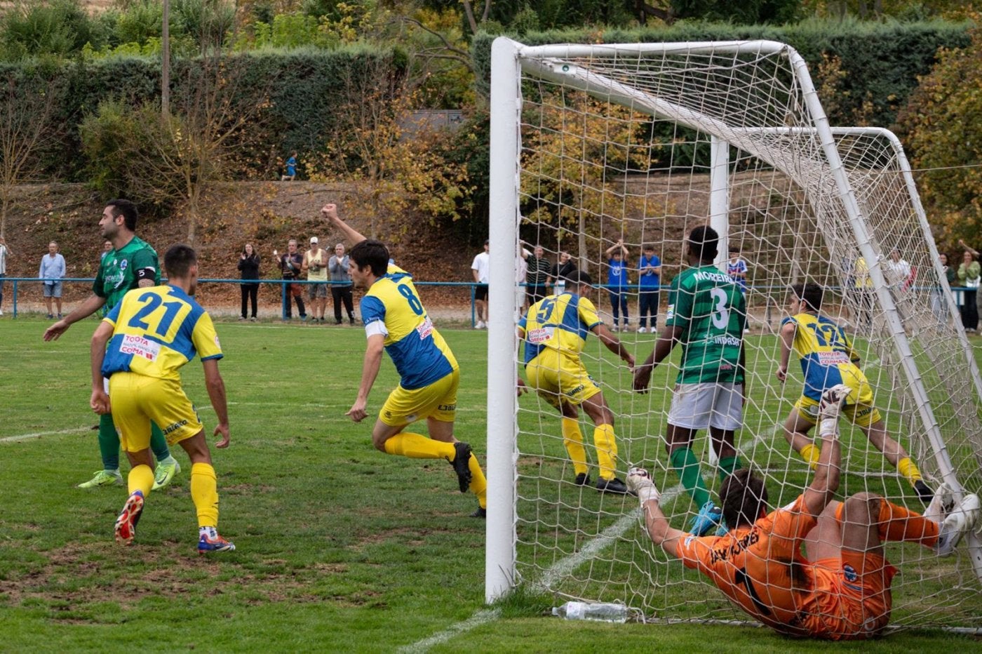 Los jugadores del Alberite celebran su gol.