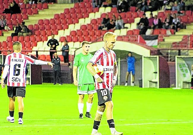 Sergio Gil coge el balón antes de lanzar el penalti.
