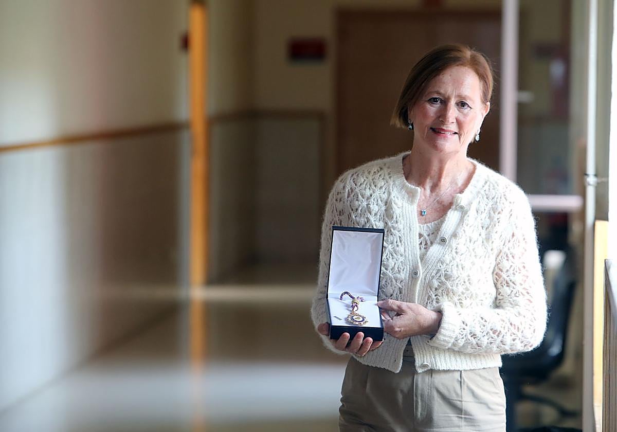 Sylvia Sastre i Riba, con la medalla que le reconoce como numeraria de la Academia de Psicología de España.