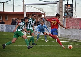 El goleador rojillo Joselu en una jugada de la segunda parte del encuentro de ayer frente a dos defensores y al portero del Pradejón.