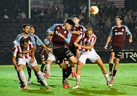 El blanquirrojo Ugarte intenta despejar de cabeza ante el ataque del Real Unión.