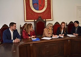 Firma del convenio, ayer en el salón de plenos de Calahorra.