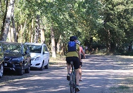 Dos cislistas recorren la Vía Verde entre Arnedo y Herce.