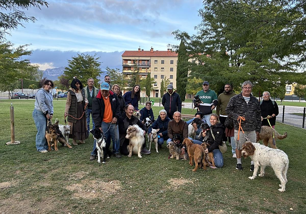 Una veintena de vecinos de Haro posa con sus perros en el centro de esparcimiento canino de Haro.