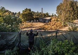 Un ciudadano se asoma para contemplar las suspendidas obras del emisario del Bajo Iregua a la altura del puente de Varea.