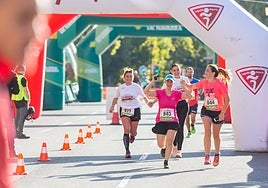 Un grupo de atletas celebra llegar a la línea de meta.