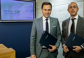 El consejero de Política Local, Infraestructuras y Lucha contra la Despoblación, Daniel Osés, junto con el director general de Política Local y Lucha contra la Despoblación, Óscar León, en la presentación del plan de inclusión financiera del mundo rural.