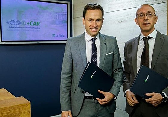 El consejero de Política Local, Infraestructuras y Lucha contra la Despoblación, Daniel Osés, junto con el director general de Política Local y Lucha contra la Despoblación, Óscar León, en la presentación del plan de inclusión financiera del mundo rural.