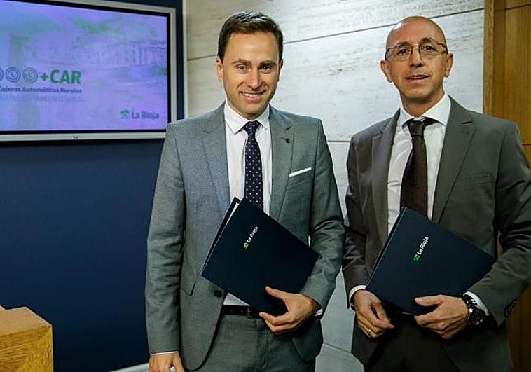 El consejero de Política Local, Infraestructuras y Lucha contra la Despoblación, Daniel Osés, junto con el director general de Política Local y Lucha contra la Despoblación, Óscar León, en la presentación del plan de inclusión financiera del mundo rural.