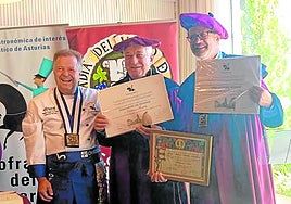 Miguel Ángel De Dios y Jesús Martinez Bujanda, nuevos cofrades de Mérito con el Gran Maestre, Pedro Crespo.