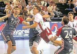 Álvaro Preciado lanza en salto a portería entre la defensa del Eón Alicante.