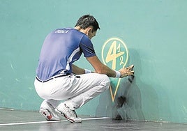 Javier Zabala coge aire, agachado junto a la pegatina del Cuatro y medio.