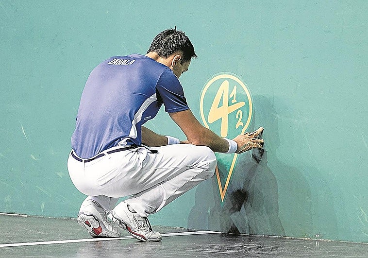 Javier Zabala coge aire, agachado junto a la pegatina del Cuatro y medio.