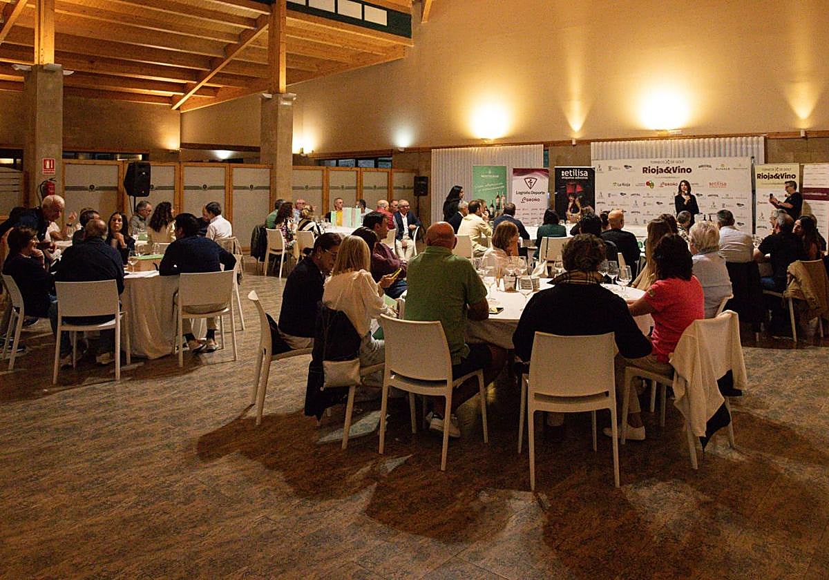 Cristina Chaves dirige la cata de Bodegas Montecillo en el salón social del campo de golf de Logroño.