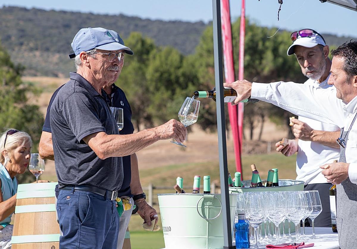 Los golfistas pudieron probar otros vinos de las bodegas en el hoyo 10, a mitad de mañana.
