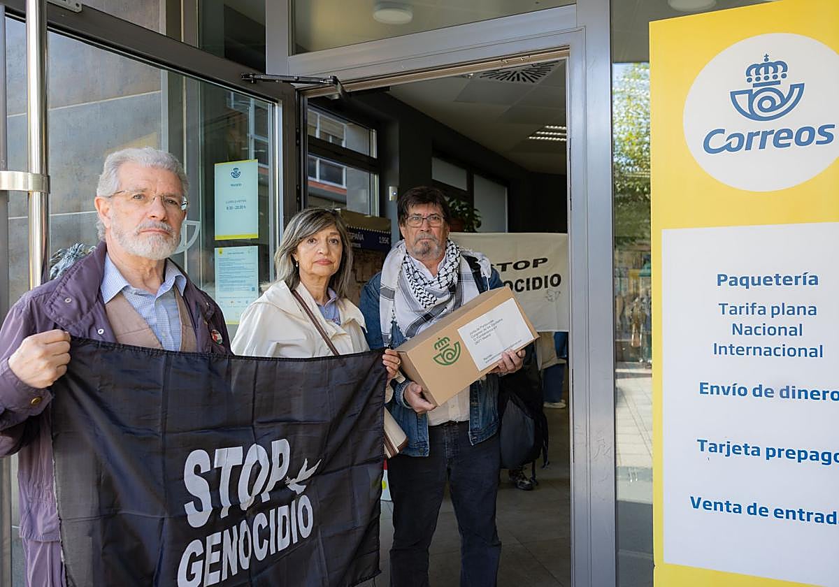 Varios integrantes del grupo Acampada por Palestina, esta mañana en la oficina central de Correos de Logroño, momentos antes del envío de las postales.
