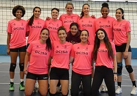 Equipo y cuerpo técnico posan tras un entrenamiento.