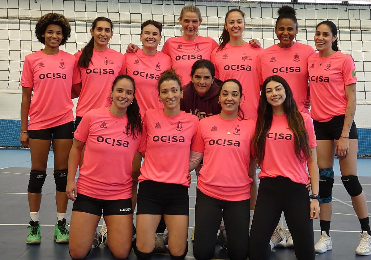 Equipo y cuerpo técnico posan tras un entrenamiento.