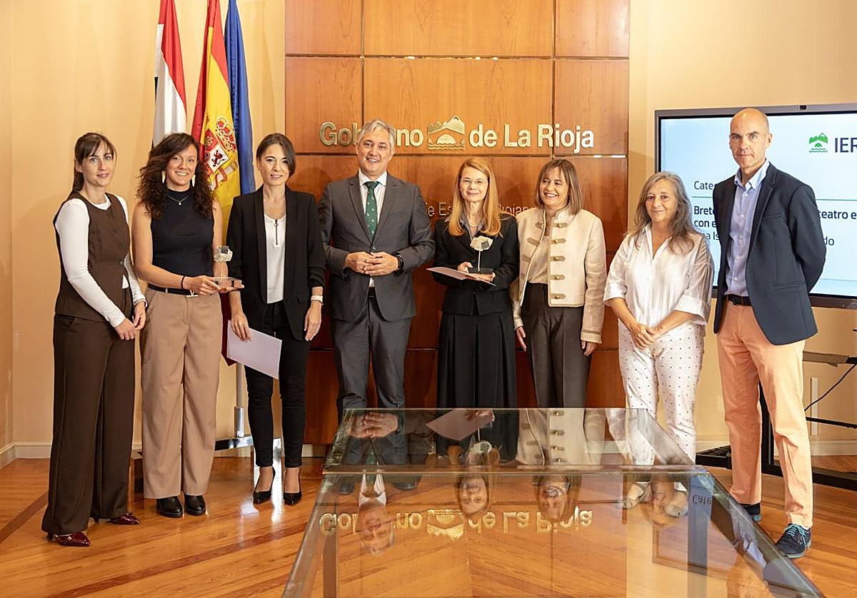 Las premiadas posan con su galardón junto al consejero José Luis Pérez Pastor y responsables del IER.