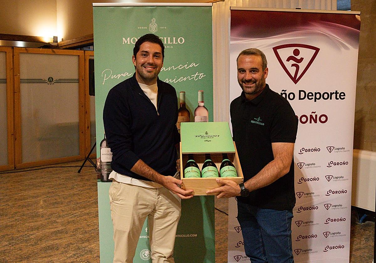 Arturo Peña posa con sus botellas de Montecillo.