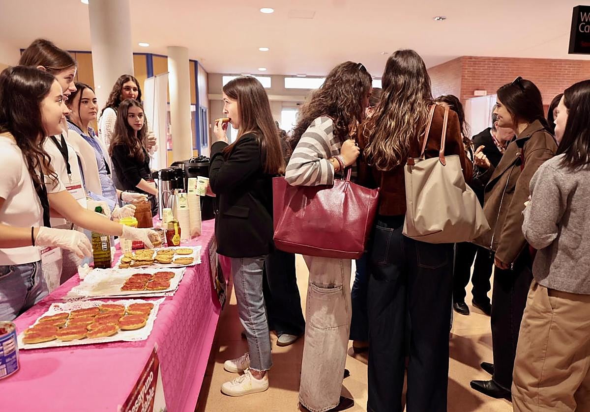 Un grupo de estudiantes ofrece un desayuno saludable con café, fruta o tostadas con aceite y tomate.
