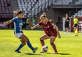 Annelie intenta zafarse de la presión de una jugadora del Alhama.
