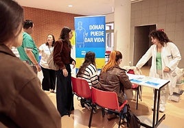 Un grupo de estudiantes de la UR se interesan en la donación de médula ósea.