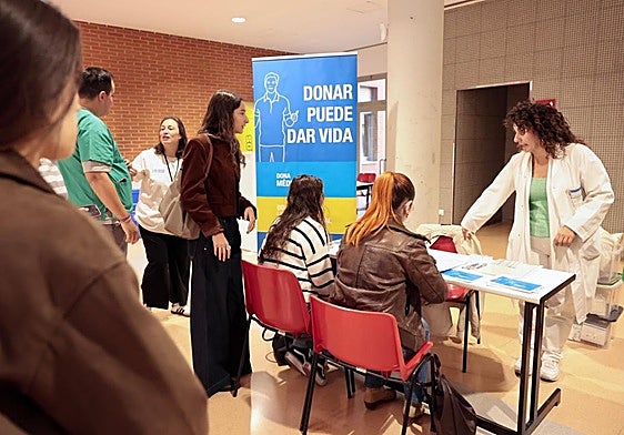 Un grupo de estudiantes de la UR se interesan en la donación de médula ósea.