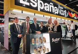 El presidente de La Rioja, Gonzalo Capellán; la consejera de Economía, Innovación, Empresa y Trabajo Autónomo, Belinda León, y el director general de Empresa, Energías e Internacionalización, Amadeo Lázaro, en su visita a la feria Anuga.