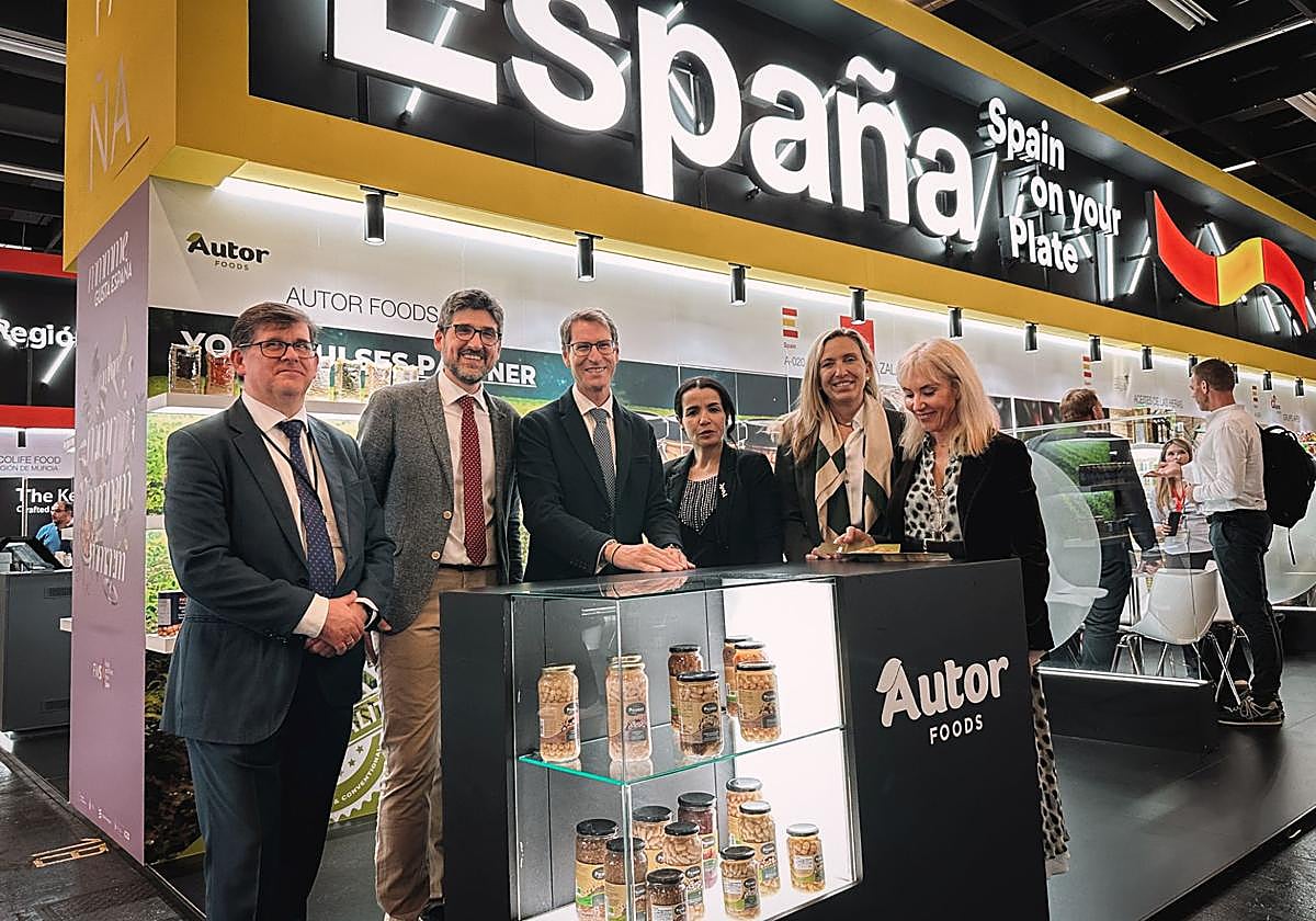 El presidente de La Rioja, Gonzalo Capellán; la consejera de Economía, Innovación, Empresa y Trabajo Autónomo, Belinda León, y el director general de Empresa, Energías e Internacionalización, Amadeo Lázaro, en su visita a la feria Anuga.
