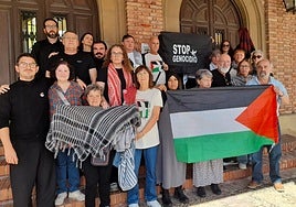 Asistentes al pleno y concejales del PSOE y de IU que mostraron su apoyo al pueblo palestino.