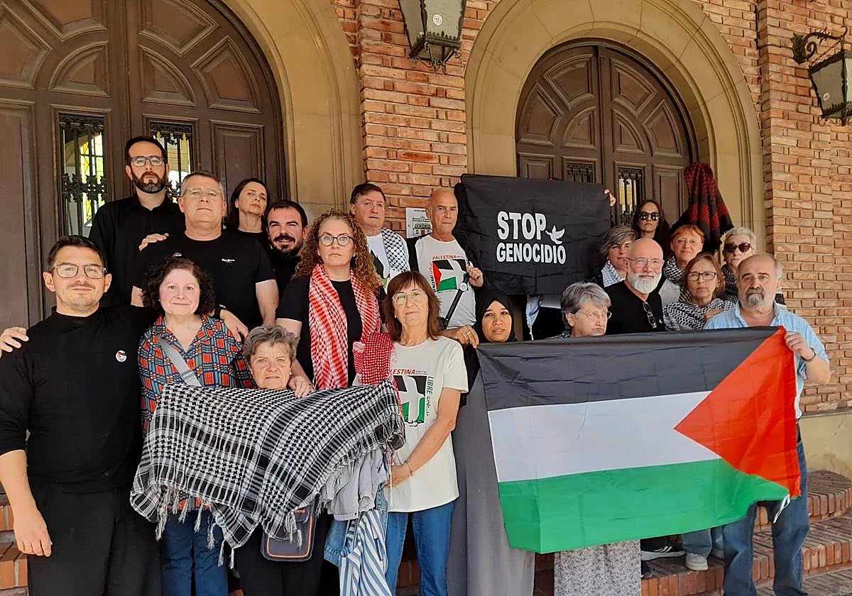 Asistentes al pleno y concejales del PSOE y de IU que mostraron su apoyo al pueblo palestino.