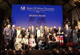 Los galardonados posan durante la gala de Best Of Wine Tuorism celebrada en Bodegas Bilbaínas.