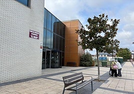 Entrada del polideportivo El Mazo, donde se encuentra la sala de máquinas a la que aluden los usuarios.