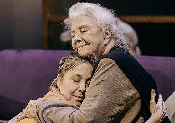 Lola Herrera, con su hija Natalia Dicenta, en una escena de 'Camino a La Meca'.