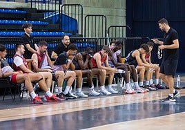 Ricardo Úriz habla con sus jugadores.