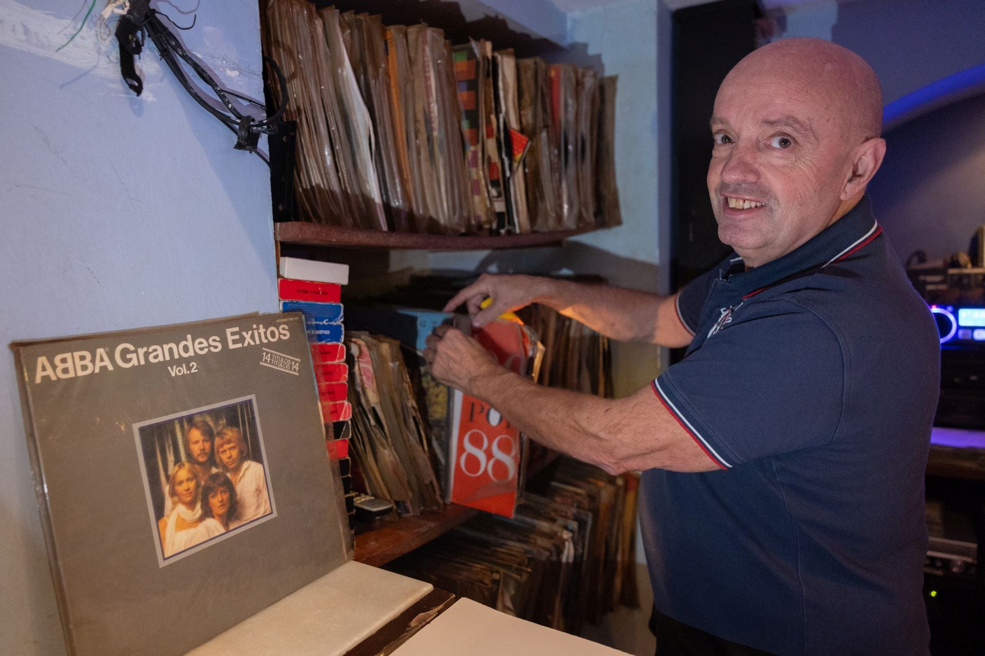 Ventura Mediavilla, en el rincón donde guarda sus discos.