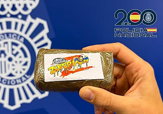 Detenidos dos hombres al ser sorprendidos pasándose una tableta de hachís en pleno centro de Logroño