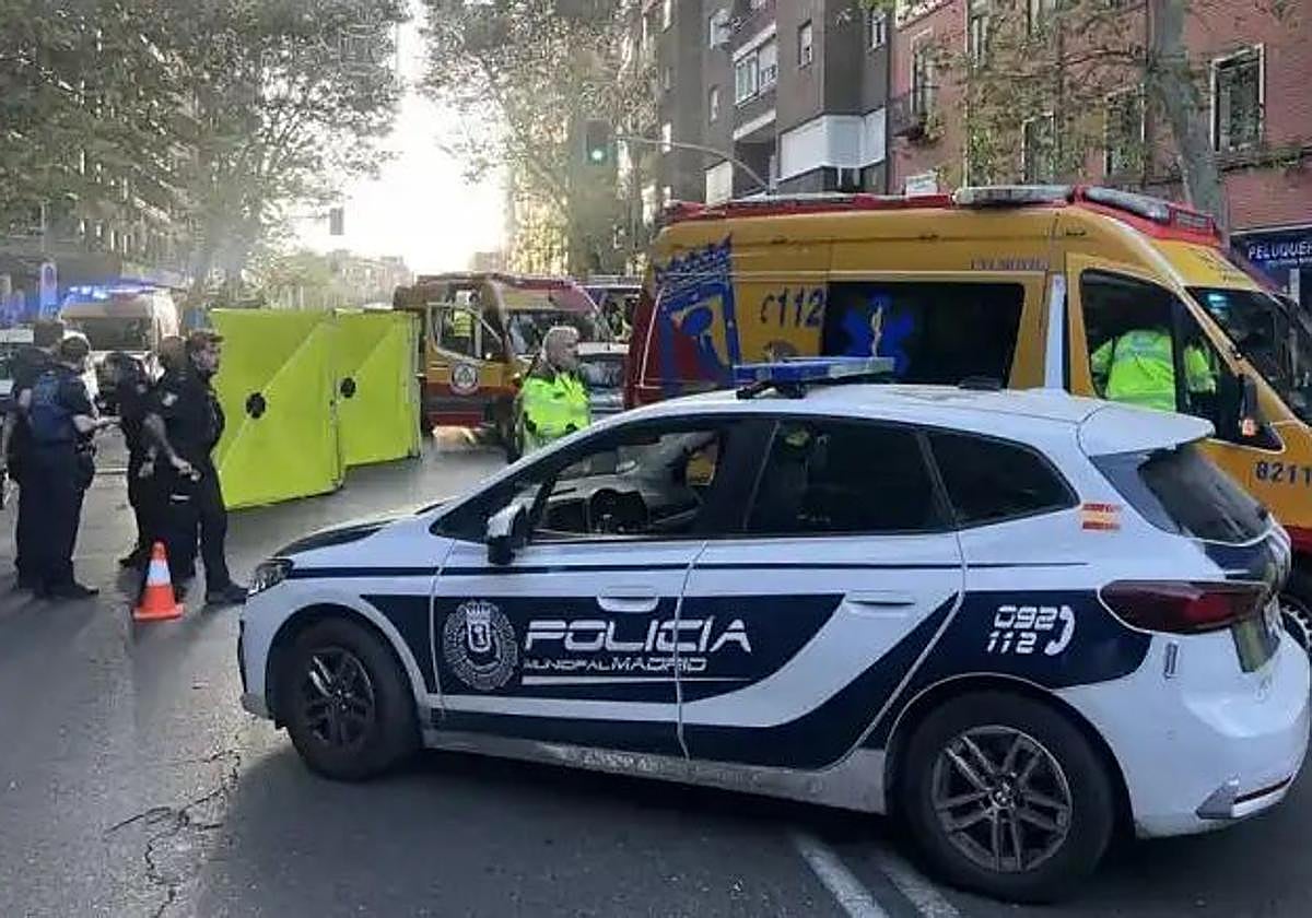 Policía y ambulancias en el lugar del atropello, en el barrio de Carabanchel.