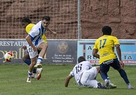 Caño le pega al balón en el encuentro contra el Ebro en La Salera.
