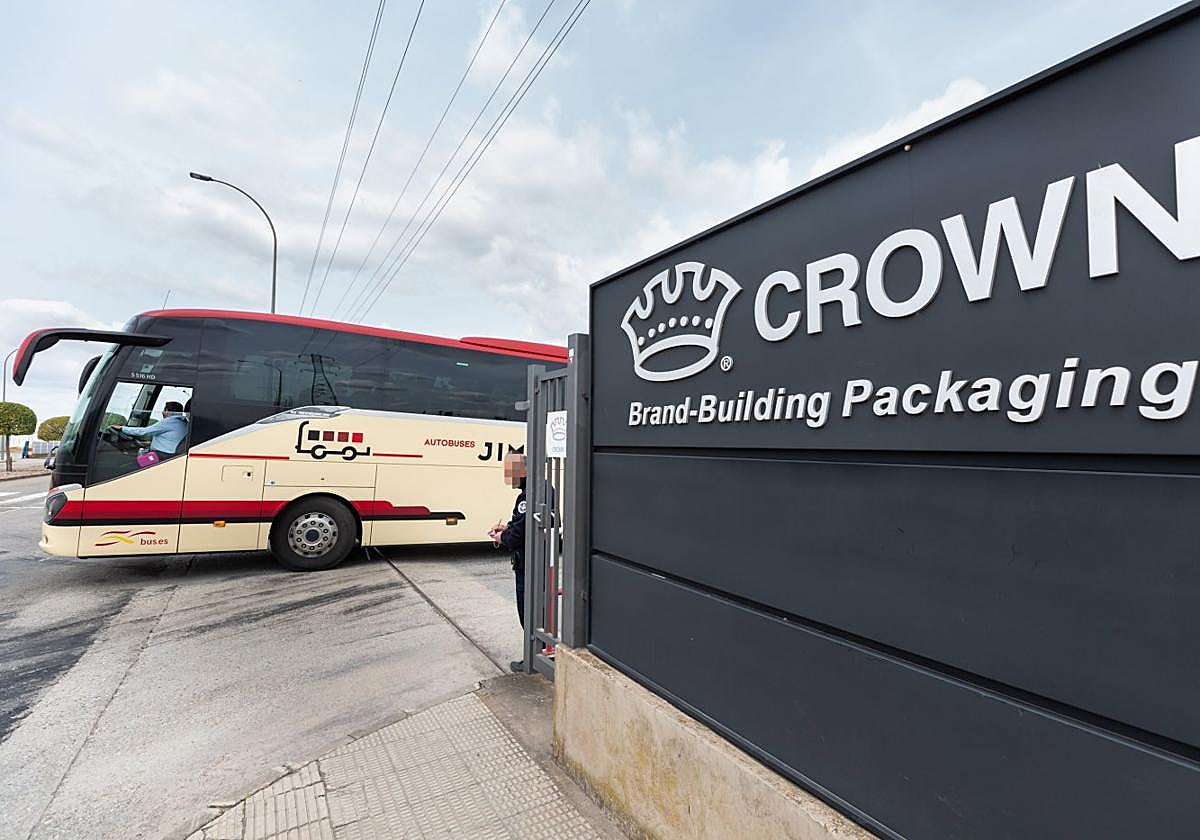 Instalaciones de la planta de Crown Packaging, dedicada a fabricar envases metálicos, en el polígono El Sequero, en Agoncillo.