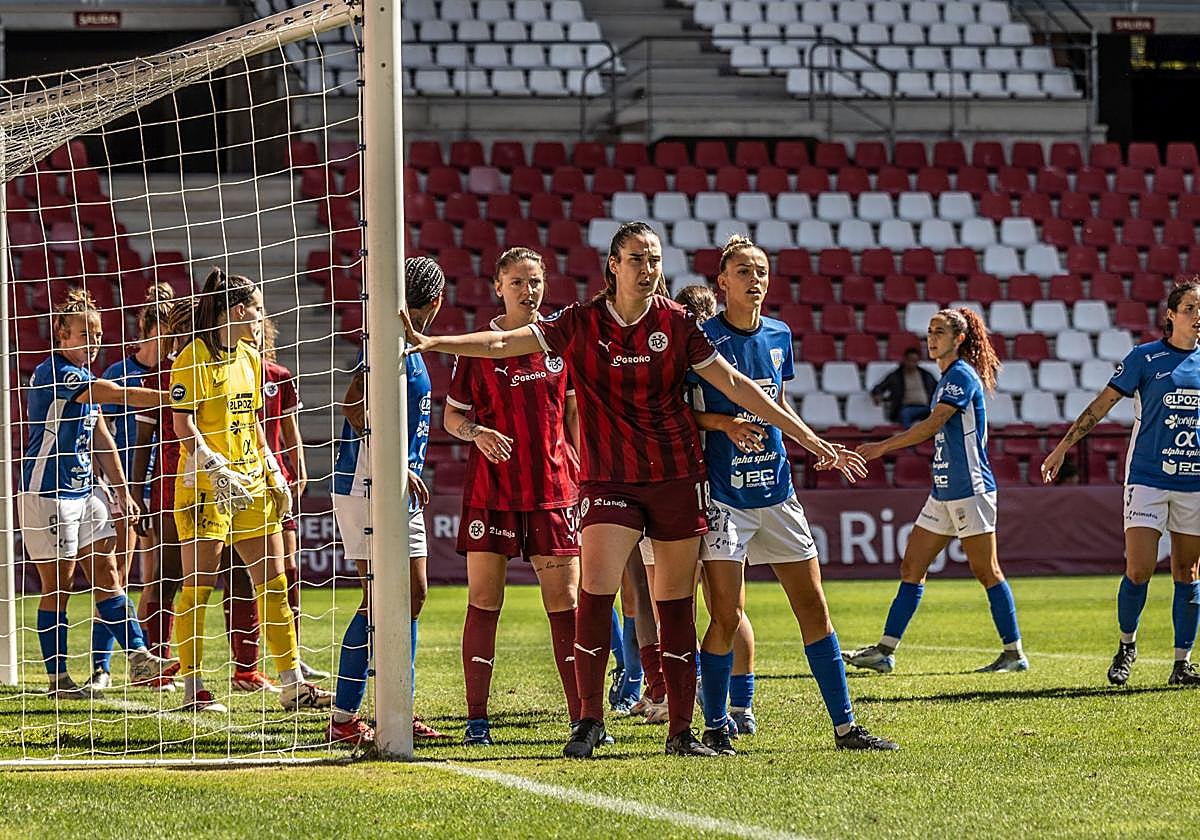 Sandra se coloca en el primer palo esperando la salida de un córner ante el Alhama El Pozo en Las Gaunas.