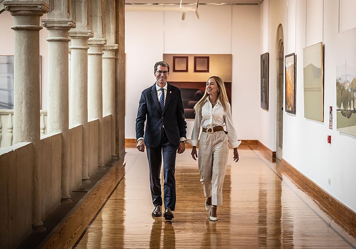 El jefe del Ejecutivo, Gonzalo Capellán, con la presidenta del Parlamento, Marta Fernández Cornago