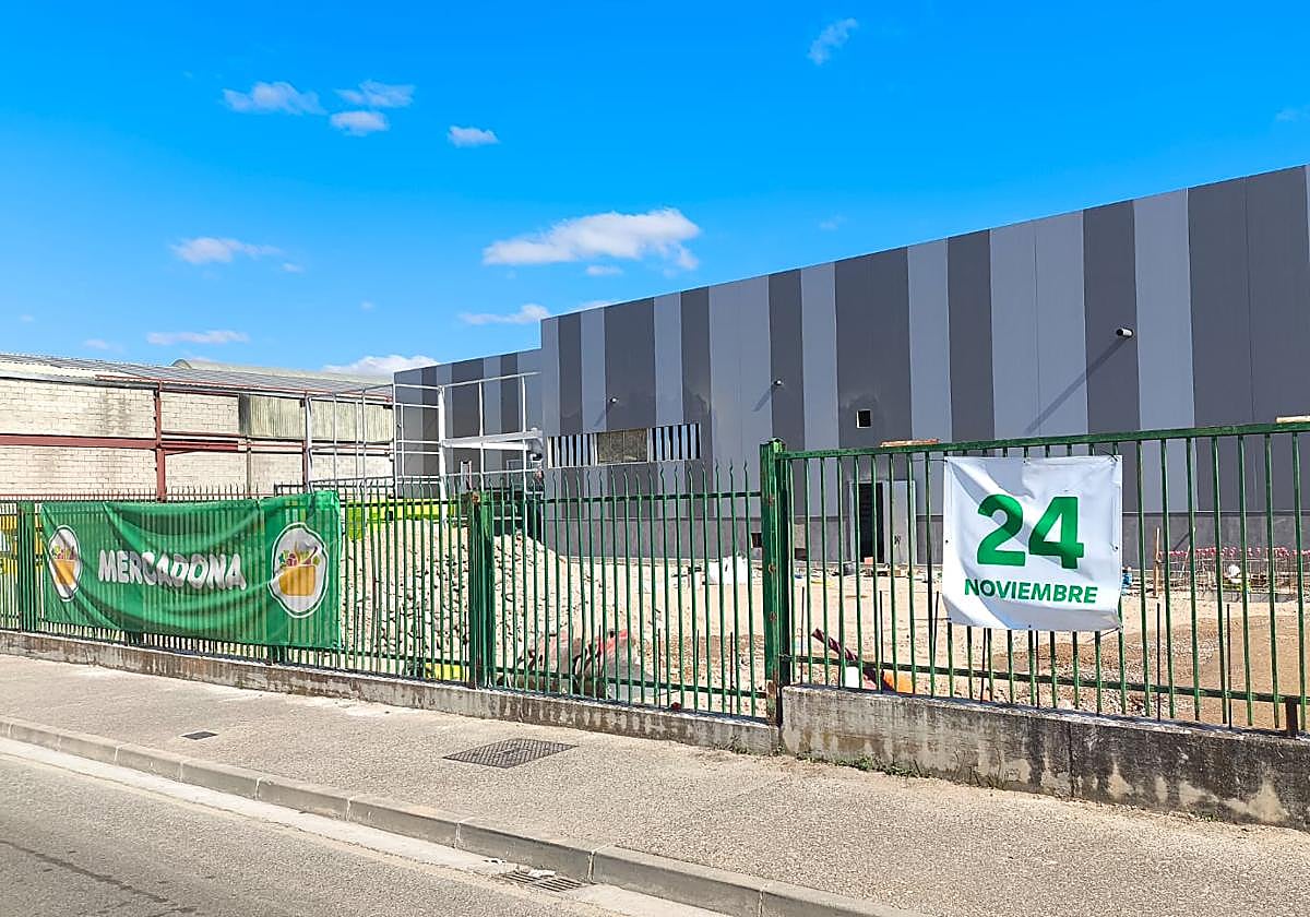 Mercadona ha colocado una lona anunciando la fecha de apertura en Villamediana.