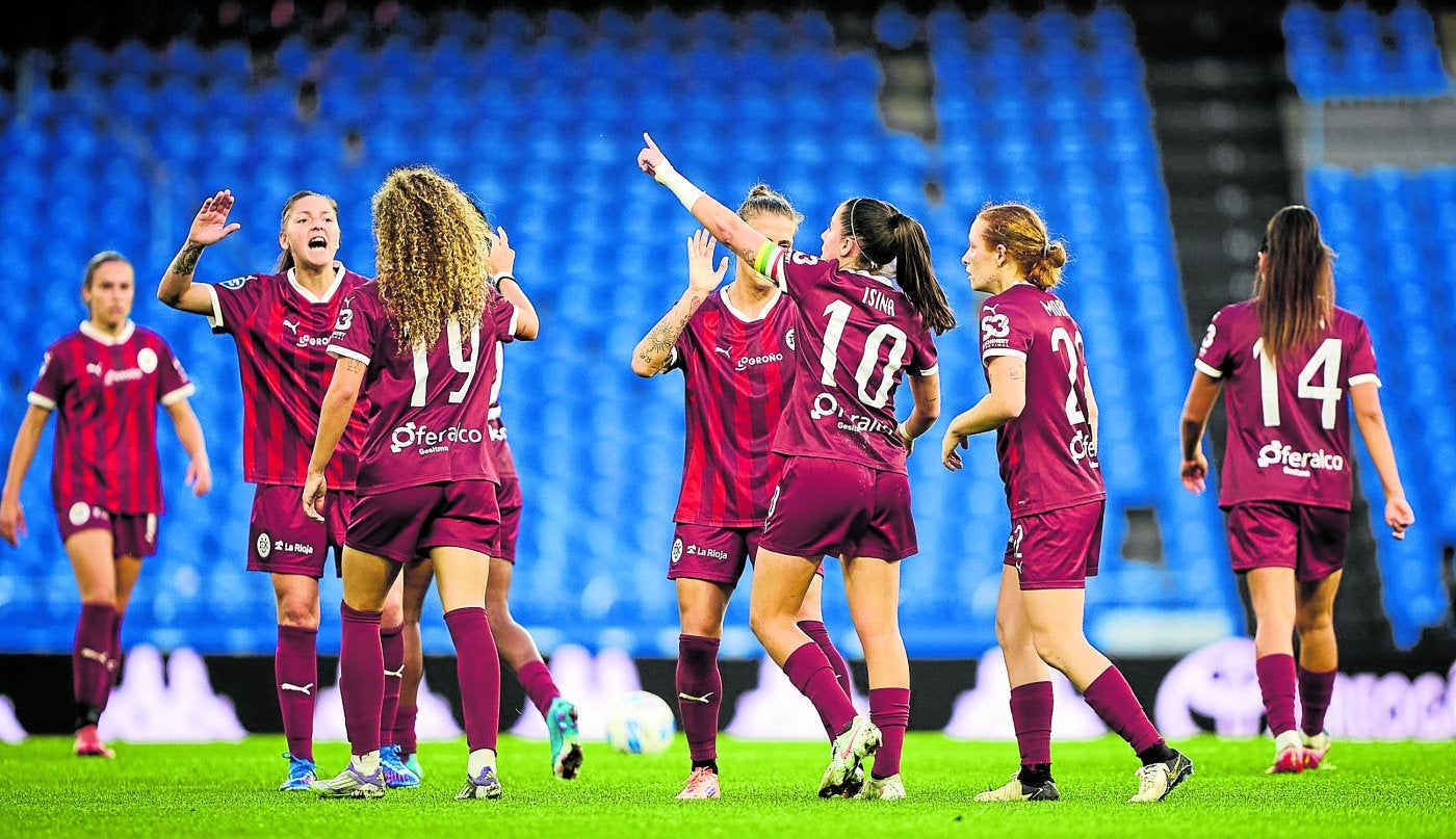 Isina dedica a la grada el tanto que marcó de tacón ayer en Riazor.