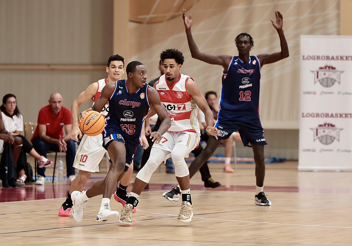 Adrian Bird-Jelinek defiende a Jacobs.