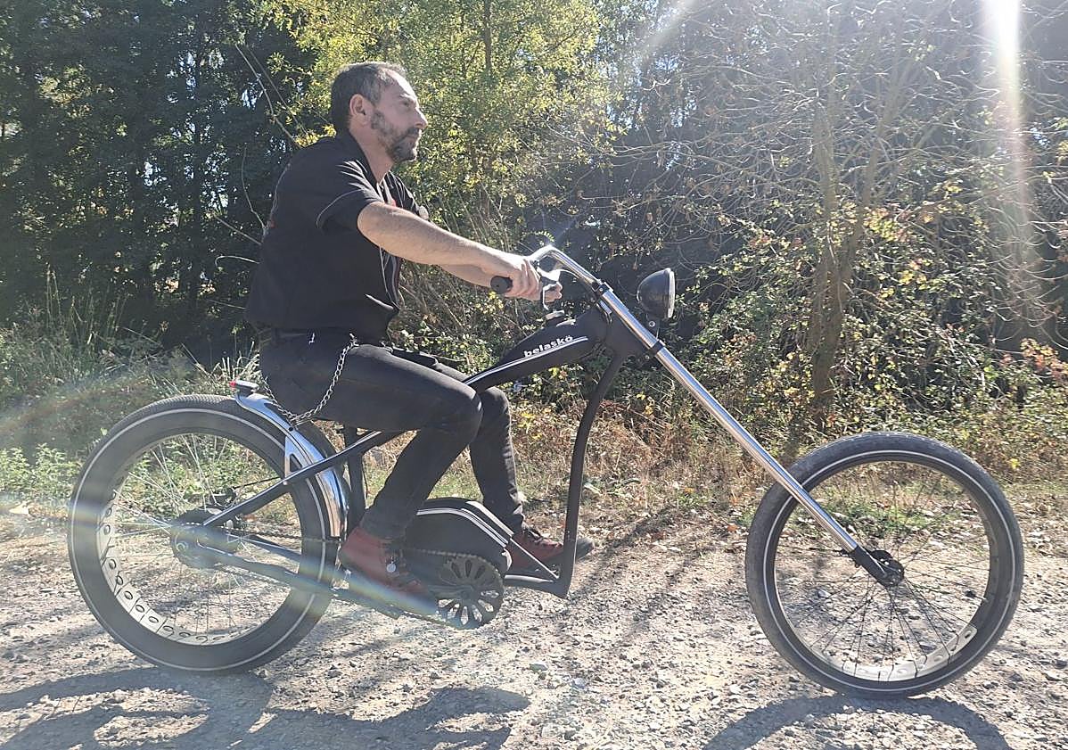Imagen principal - Diferentes participantes en 'Air of the River' con sus bicicletas personalizadas. 