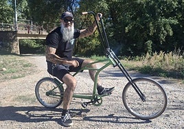 Un participante del encuentro 'Air of the River' de bicicletas 'customizadas'.
